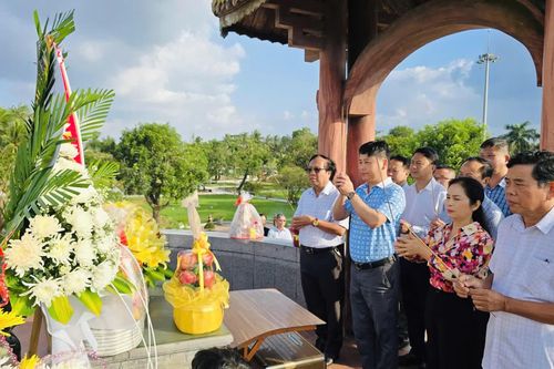 Hội Nhà báo Việt Nam tỉnh Nghệ An tri ân các anh hùng liệt sĩ tại Quảng Trị