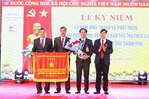 Trường Phổ thông Dân tộc bán trú Tiểu học và THCS A Vao đón nhận Cờ thi đua của Thủ tướng Chính phủ