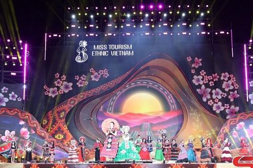 Ấn tượng phần thi trình diễn trang phục dạ hội sắc màu dân tộc