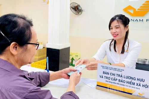 Hết năm 2025, trên 94% người hưởng lương hưu và trợ cấp BHXH sẽ nhận tiền qua tài khoản ngân hàng