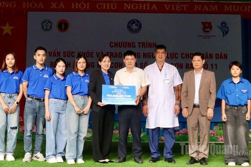 Khám sức khỏe, tặng quà hỗ trợ người dân bị ảnh hưởng bão lũ