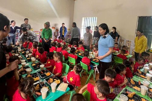 Trao tặng quà trị giá hơn 260 triệu đồng cho học sinh và người dân xã Thàng Tín