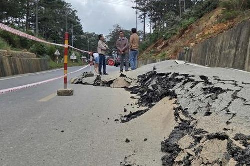 Đèo Măng Đen trên QL24 sụt lún nghiêm trọng