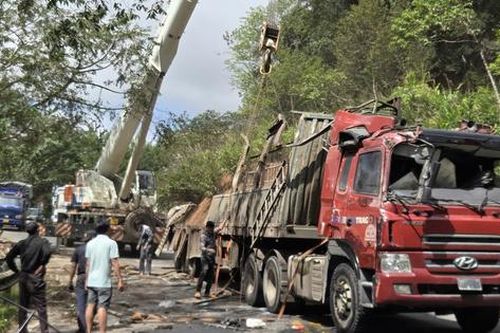 Hiện trường xe đầu kéo mất lái tông vào ta luy lật chắn ngang, QL24 kẹt xe kéo dài