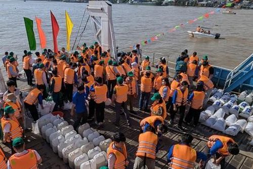 Thả hơn 2 tấn cá giống xuống sông Hậu để tái tạo nguồn lợi thủy sản
