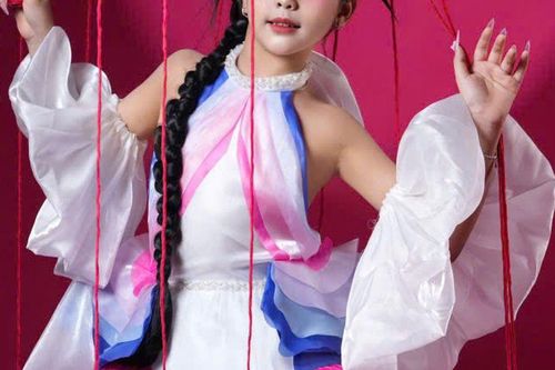 Mẫu nhí Vũ Tú Linh tự tin xuất hiện nổi bật trên sàn diễn Fashion