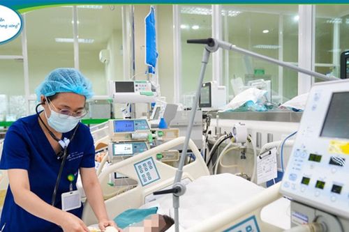 Trẻ suy hô hấp nặng do uống nhầm dầu thắp đèn bàn thờ