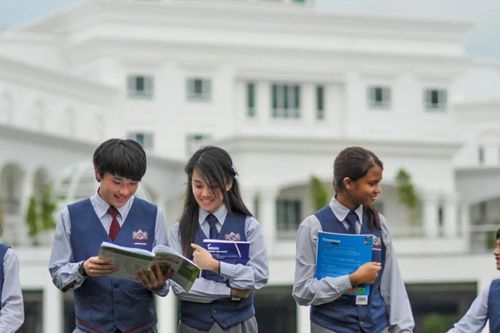 Cải cách miễn học phí của Nhật Bản vấp phải 'đá tảng': Công bằng có phải cào bằng?