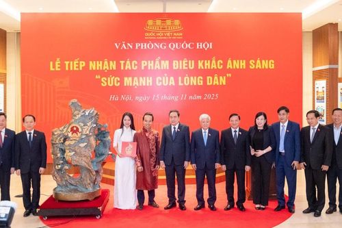 Văn phòng Quốc hội tiếp nhận tác phẩm điêu khắc ánh sáng 'Sức mạnh của lòng dân'