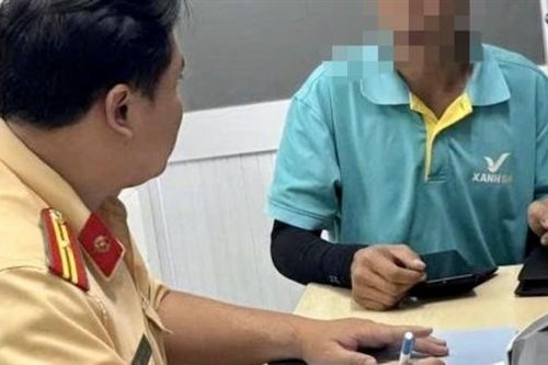 Tài xế taxi công nghệ bị phạt 19 triệu đồng vì đi ngược chiều