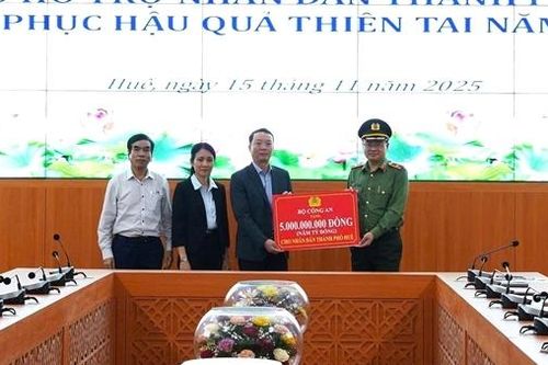 Bộ Công an tặng 5 tỷ đồng cho nhân dân TP Huế khắc phục hậu quả thiên tai