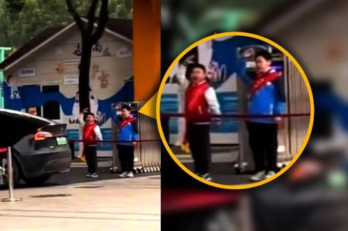 Trường học ở Trung Quốc bắt học sinh đứng chào giáo viên lái ô tô vào