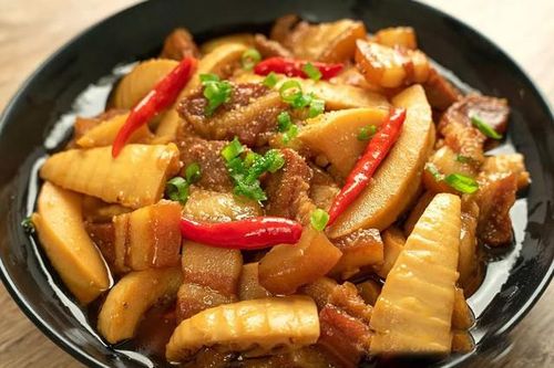 Đây mới là cách nấu thịt kho với măng đậm đà cực ngon, hao cơm