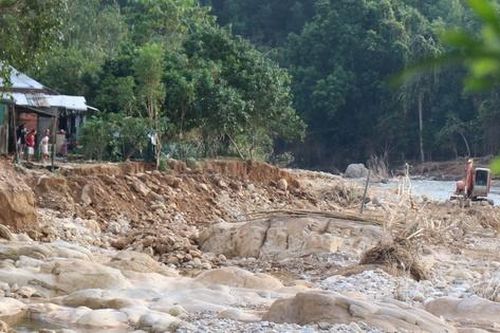 Dòng suối dưới chân Bạch Mã xác xơ sau lũ