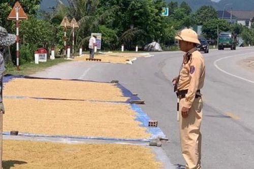 Phơi rơm, lúa trên đường: Có thể đối mặt án tù 10 năm
