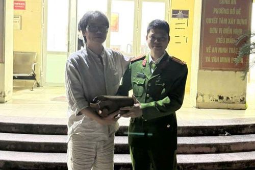 Công an phường Bồ Đề trả lại túi xách cho người đánh rơi