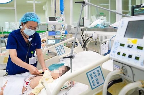 Hà Nội: Bé trai 2 tuổi suy hô hấp nặng do uống nhầm dầu thắp đèn bàn thờ