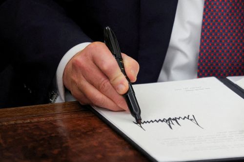 Chữ ký 'bất thường' của ông Trump