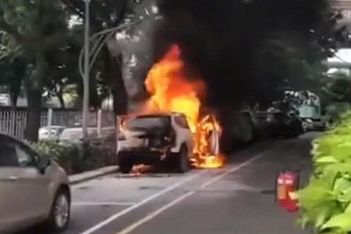 Cháy ôtô trong khu vực để xe chung cư