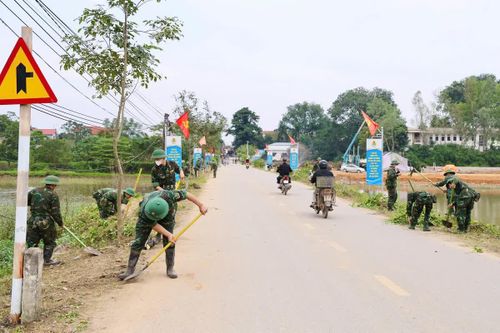 Xã Phú Nghĩa: Quân và dân cùng nhau vệ sinh, làm đẹp môi trường