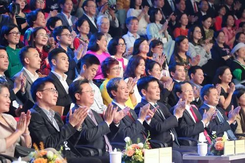 'Thay lời tri ân': Bản giao hưởng cảm xúc tôn vinh các thầy cô giáo
