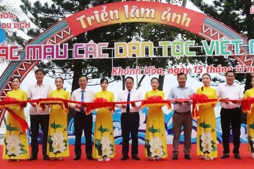 Khai mạc triển lãm ảnh 'Sắc màu các dân tộc Việt Nam'