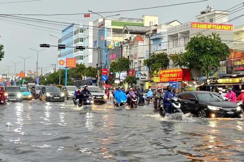 Miền Trung mưa lớn diễn biến phức tạp gây ngập lụt