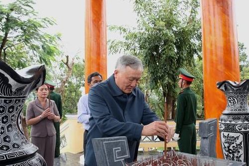 Phó Thủ tướng Thường trực Nguyễn Hòa Bình dâng hương tưởng niệm các anh hùng liệt sĩ tại Di tích lịch sử Chiến thắng Kon Braih
