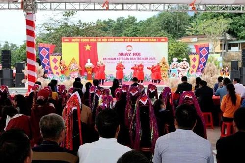 Phó Chủ tịch Quốc hội Vũ Hồng Thanh dự Ngày hội Đại đoàn kết ở xã Quảng Đức