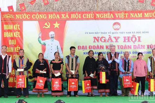Phó Thủ tướng Thường trực Chính phủ Nguyễn Hòa Bình dự Ngày hội Đại đoàn kết toàn dân tộc tại xã biên giới Dục Nông