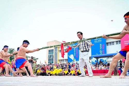 Sôi động chương trình kỷ niệm 10 năm Nghi lễ và trò chơi Kéo co