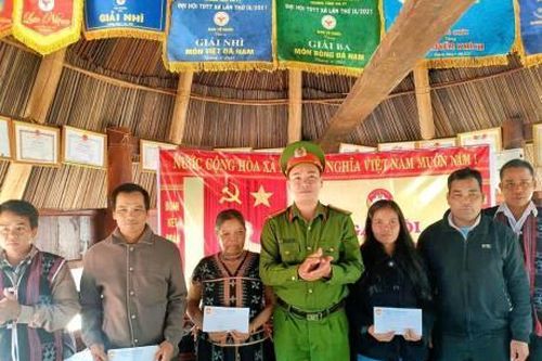 Công an xã A Vương tham gia các hoạt động Ngày hội Đại đoàn kết toàn dân tộc trên địa bàn