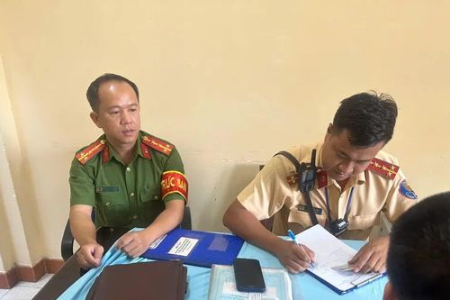 Tài xế ô tô biển vàng 'leo lề' bị công an mời làm việc