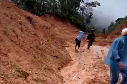Sạt lở nghiêm trọng trên quốc lộ 40B, nhiều người may mắn thoát nạn