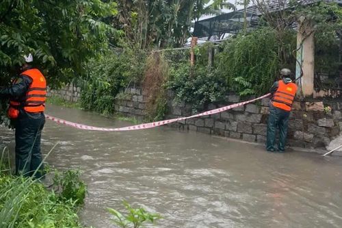 Đèo Khánh Sơn sạt lở, nhiều tuyến đường bị chia cắt