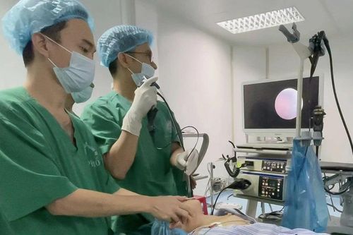 Bé 3 tuổi ở Quảng Trị bị kim chọc tủy kẹt trong đường thở trong lúc làm răng
