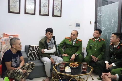 Công an Hà Nội thăm Thiếu tá Cảnh sát Hình sự bị nhóm 'quái xế' đạp ngã xe