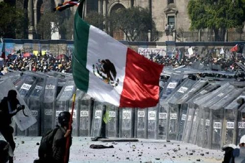 Đụng độ giữa cảnh sát và người biểu tình ở Mexico