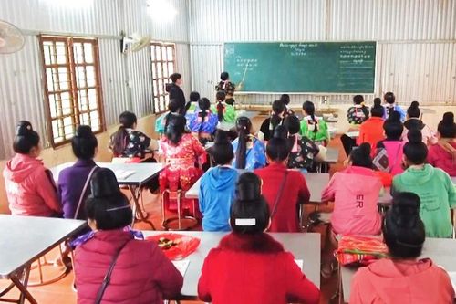 Xã Huổi Một mở lớp học dạy chữ cho người dân tộc thiểu số