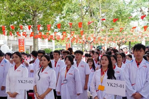 Khoác áo blouse chinh phục giới hạn