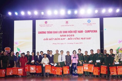 Phó Chủ tịch Quốc hội Nguyễn Thị Thanh dự giao lưu sinh viên Việt Nam - Campuchia