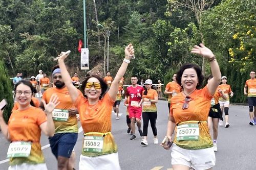 Sắc cam bùng cháy tại Yên Tử Heritage Marathon 2025