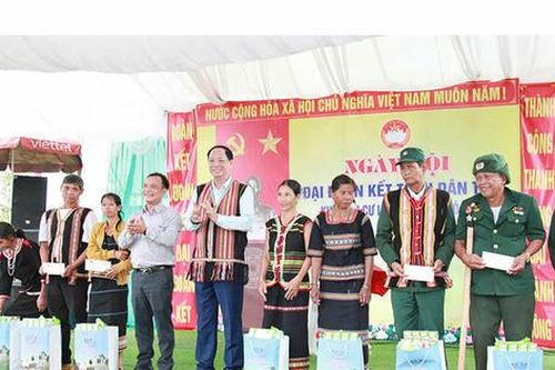 Phó Chủ tịch Quốc hội Trần Quang Phương dự Ngày hội Đại đoàn kết tại Làng Xộp (Quảng Ngãi)