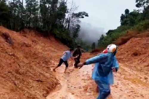 Sạt lở đất như thác xuống QL40B, người dân Đà Nẵng hoảng loạn chạy thoát thân