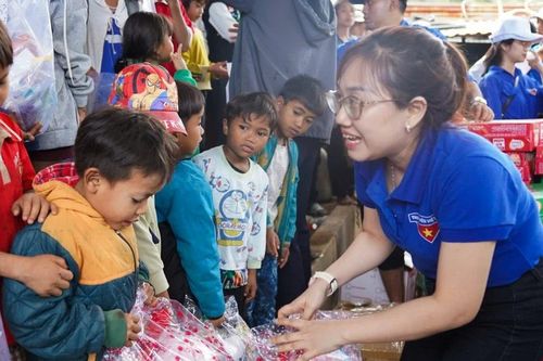 Vượt núi, 'cõng' yêu thương đến với bà con vùng sạt lở ở Đà Nẵng