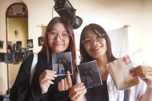 Chụp ảnh cùng máy ảnh cổ to như chiếc vali