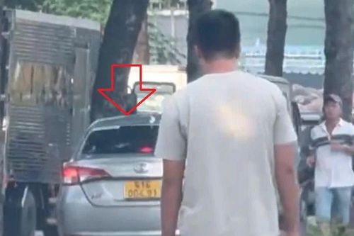 Clip ô tô chạy trên vỉa hè ở TPHCM, tài xế nói đang vội đến bệnh viện