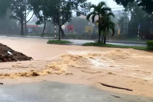 Huế kêu gọi tàu thuyền vào bờ, di dời khẩn cấp nhiều hộ dân do mưa rất lớn, gió mạnh