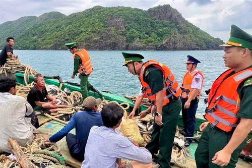 Cứu 5 ngư dân rơi xuống nước ở vùng biển Côn Đảo