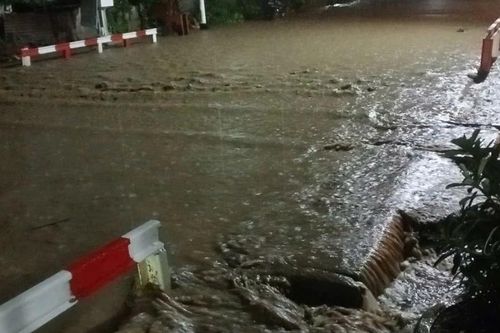 Tàu Bắc - Nam tạm dừng qua Khánh Hòa vì mưa lớn, đường sắt ngập sâu